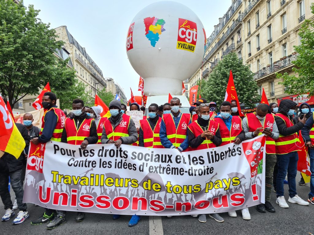 La CGT présente en force, avec ses dossards rouges. On peut lire la pancarte : "Pour les droits sociaux et les libertés, contre les idées d'extrème droite, travailleurs de tous pays, unissons-nous !"