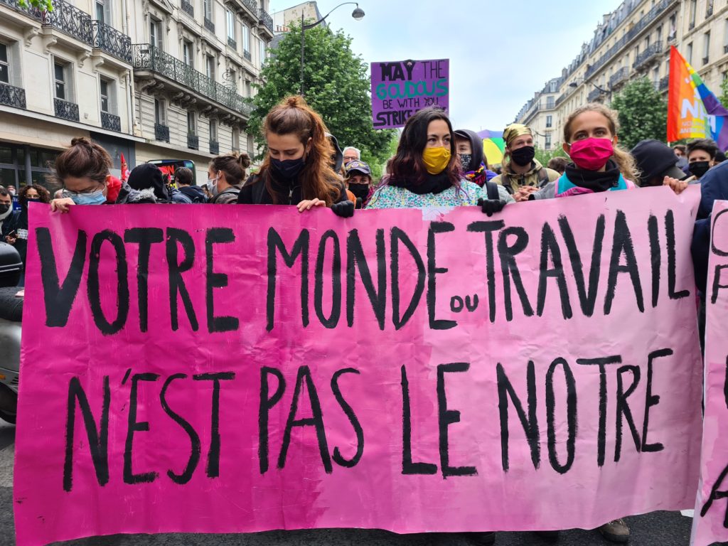 Photo d'une banderole indiquant "Votre monde du travail n'est pas le nôtre"