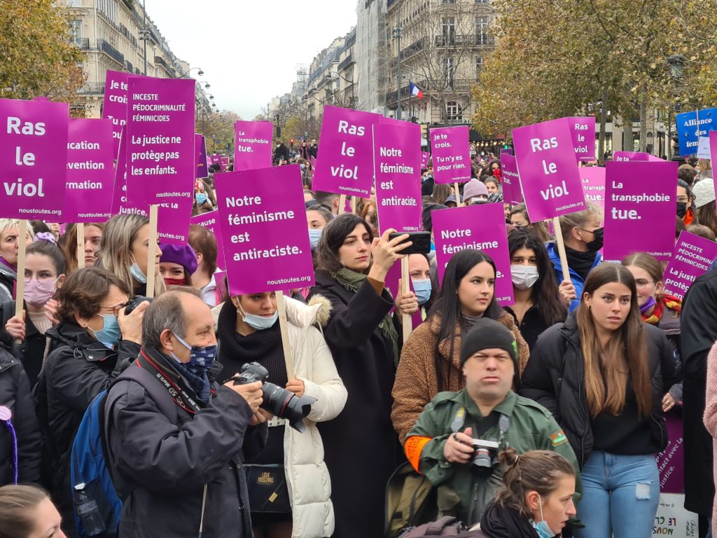 Une marée de pancartes violettes lors de la mobilisation contre les violences faites aux femmes