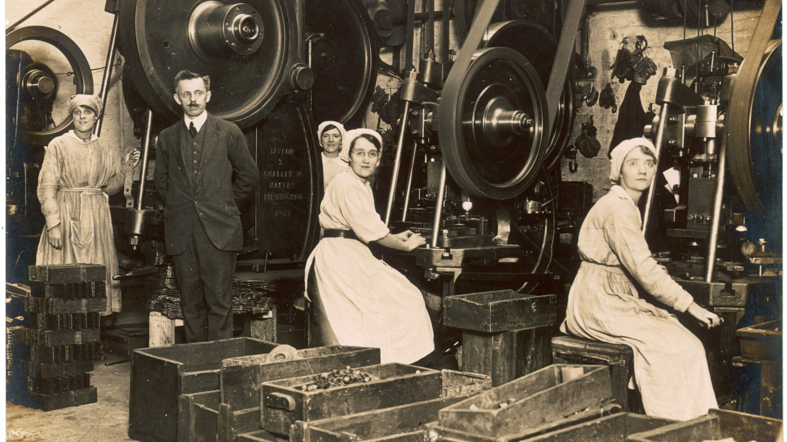 WW1 - Female war workers - Manchester munitions factory. Date: 1918